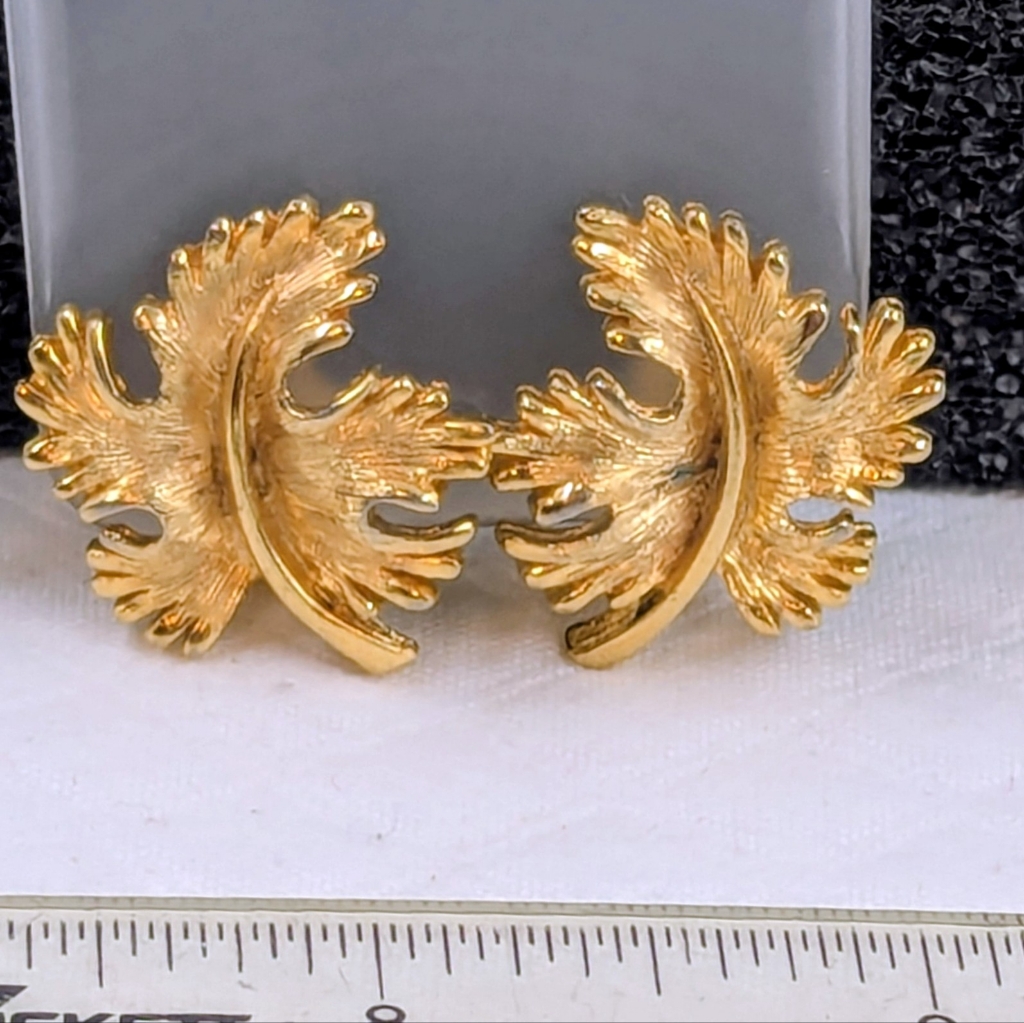 Vintage Gold Tone Leaf Clip On Earrings 12$